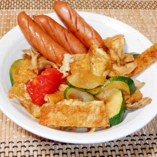 ウインナーとカリカリ油揚げと夏野菜の炒め物